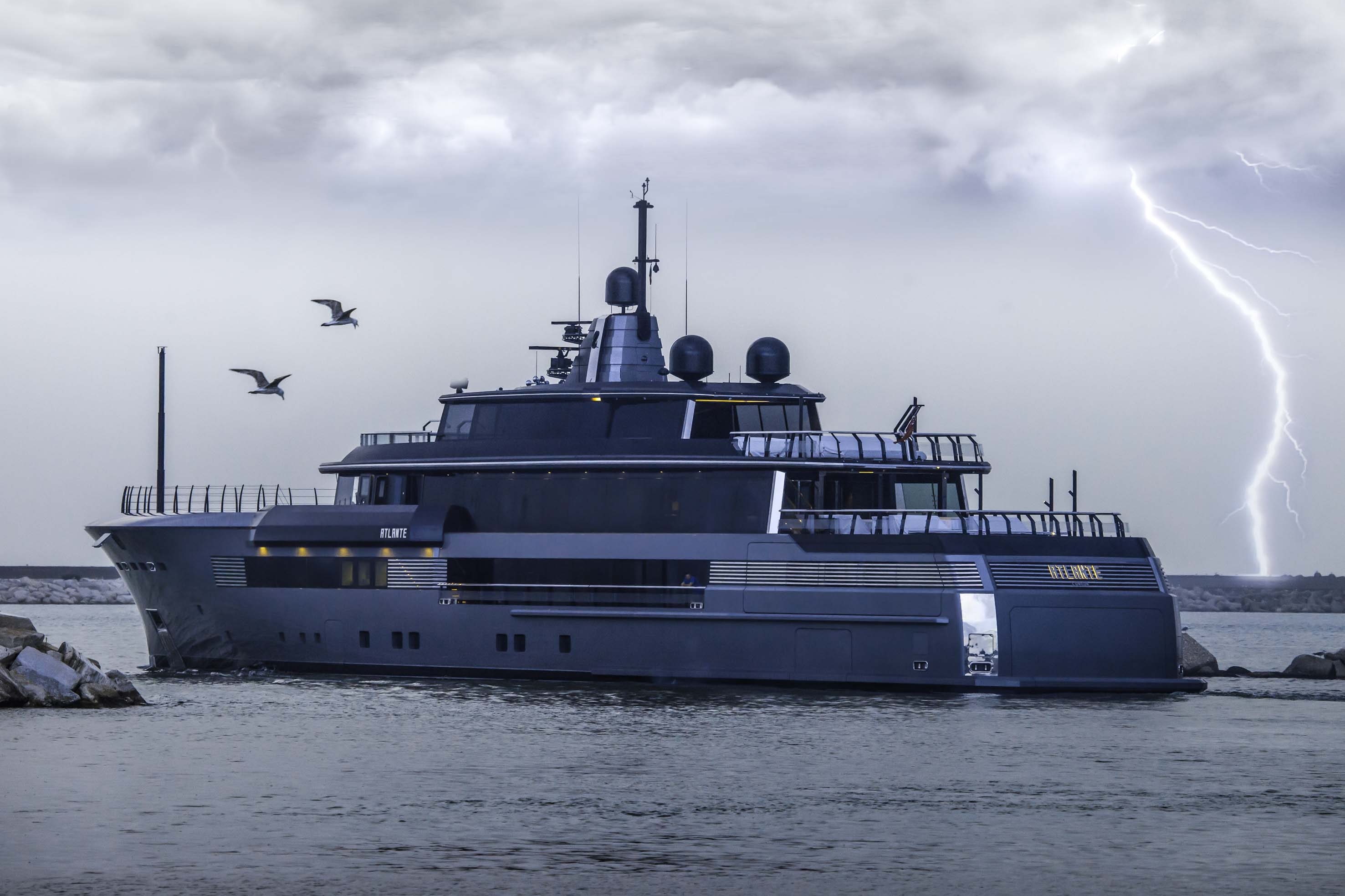 CRN CONSEGNA IL NUOVO 55 METRI “ATLANTE” ED “EIGHT” 46 METRI, IL PRIMO REFIT DEL CANTIERE<br />