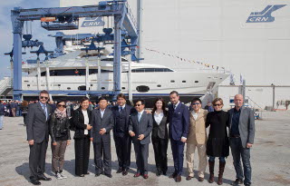 FERRETTI CUSTOM LINE FESTEGGIA L'INIZIO DELLA PRIMAVERA CON IL VARO DEL NUOVO MAXI YACHT 112' 