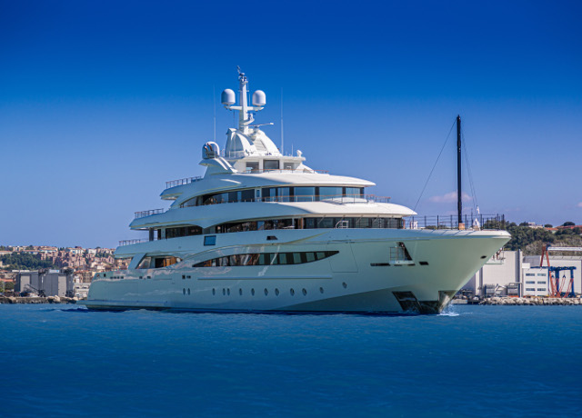 Il nuovo CRN M/Y 135 79 metri lascia la marina del cantiere