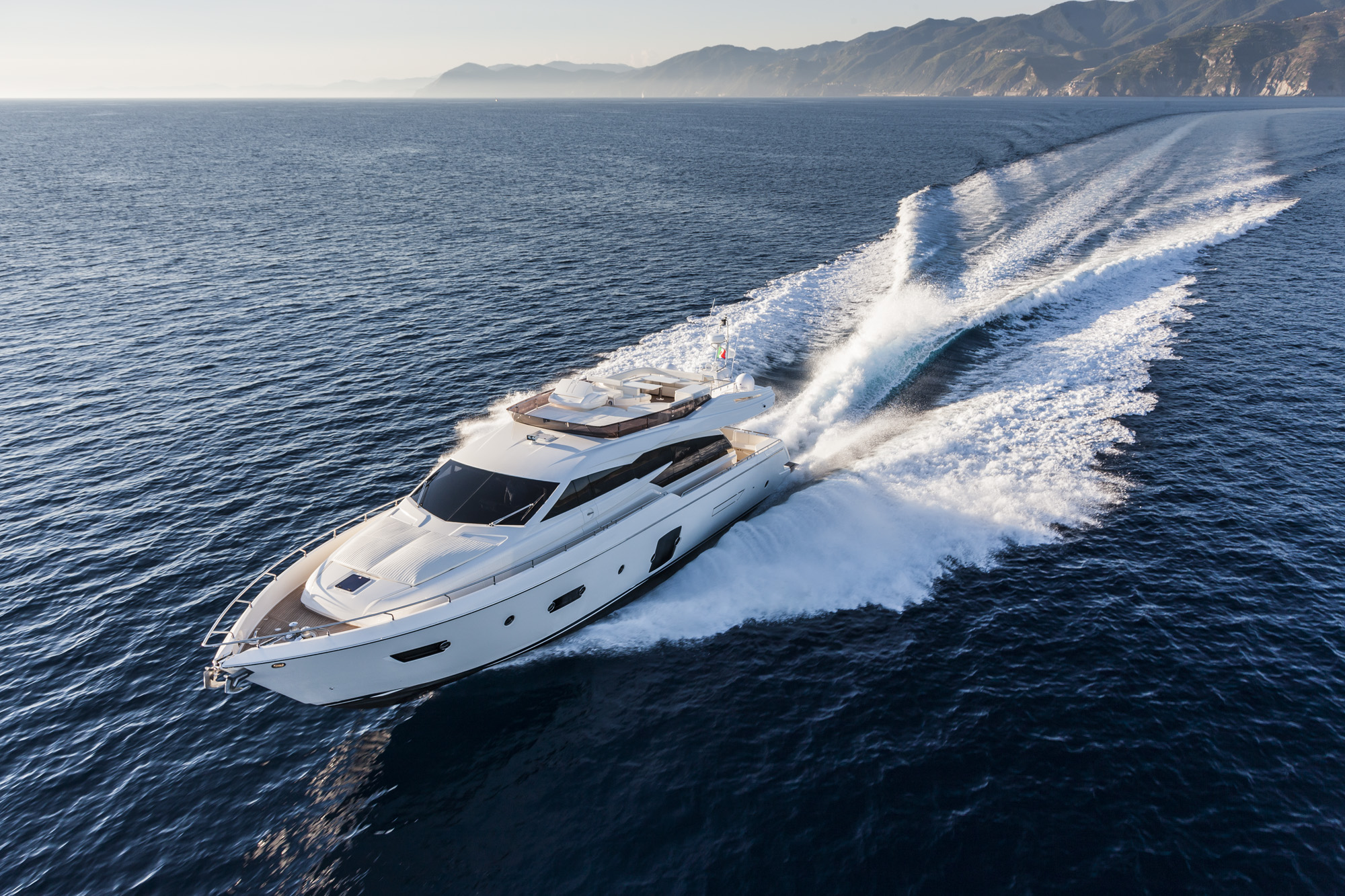 FERRETTI YACHTS 750: THE FLYBRIDGE LINE KEEPS EVOLVING THROUGH A NEW SPORTY MODEL CHARACTERISED BY A STRONG PERSONALITY AND A UNIQUE INTERNATIONAL APPEAL.