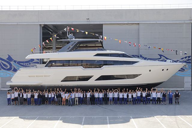 Varato il primo Ferretti Yachts 850: Il flybridge più grintoso e seducente di sempre.