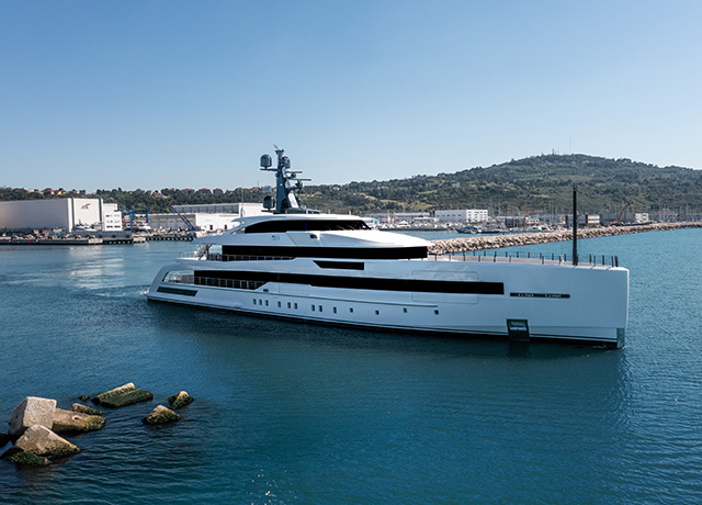 CRN livre le superyacht M/Y RIO.