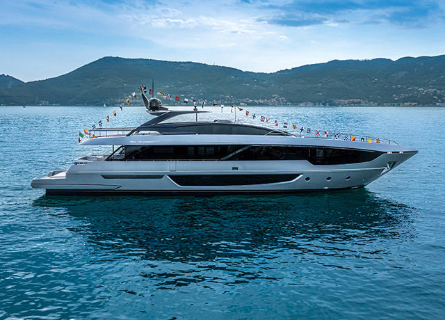 Riva 102’ Corsaro Super : de nouveaux espaces pour profiter du confort et de la convivialité.