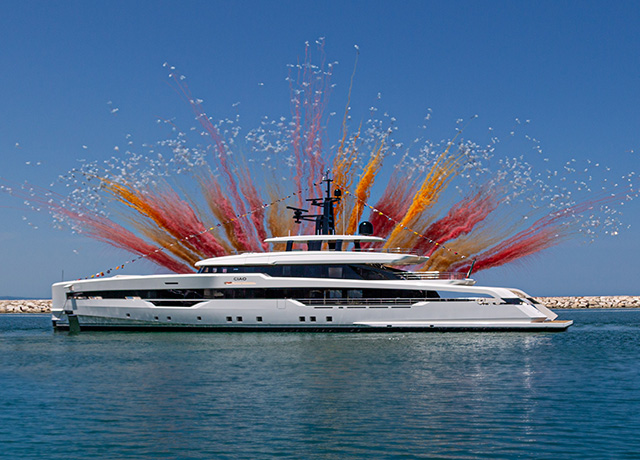 CRN bota el superyate M/Y CIAO, síntesis perfecta de excelencia creativa y diseño a medida.