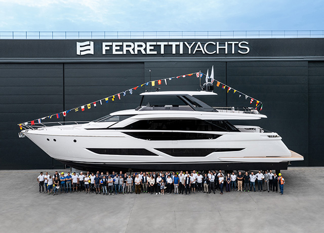 Ferretti Yachts 860: a primeira unidàde chega ao mar.