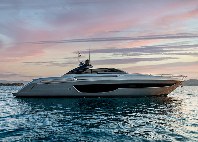 新 76’ Bahamas Super Riva スタイルと至高のテクノロジー。