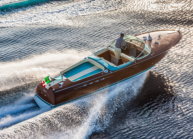 RAM Riva Classiche et Milano Autoclassica: ensemble, les bateaux à moteur et les voitures classiques célèbrent la tradition à Milan.