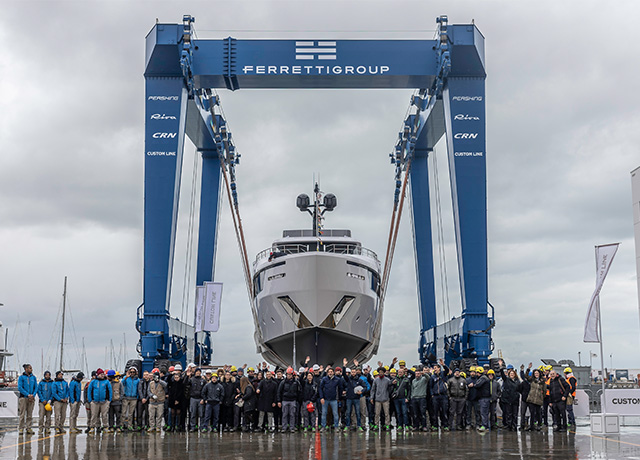 Custom Line vara il primo yacht del 2023: è una Navetta 30, evoluzione di design e icona di comfort.