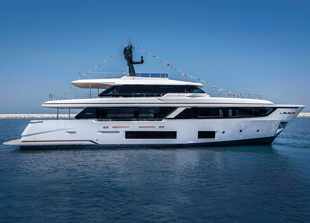 Botado el décimo cuarto superyate Custom Line Navetta 30: icono de estilo y de confort.