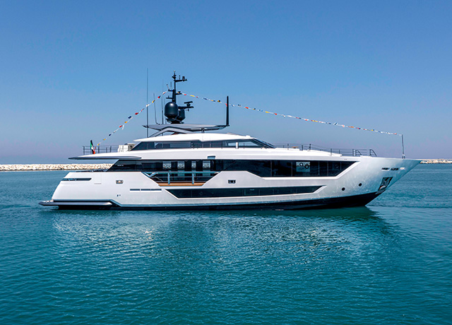 Custom Line 106’ M/Y ÉTOILE: a new star is launched in the brand’s planing line.