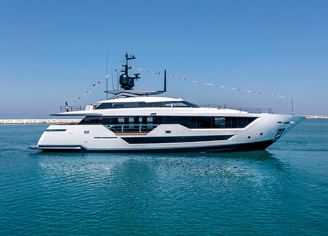 Custom Line 106’ M/Y ÉTOILE: varata la nuova stella della linea planante del marchio.<br />
 