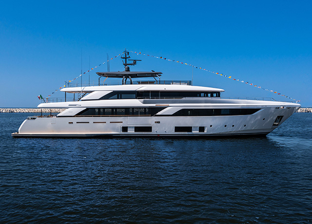 Il decimo superyacht Custom Line Navetta 42 conquista il mare con dinamismo e bellezza.<br />
 