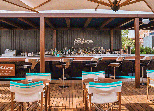 Die Costa Smeralda in der Charakteristischen Farbkombination Aquamarin und Mahagoni: die Riva Lounge öffnet in Porto Cervo wieder ihre Türen.<br />
 