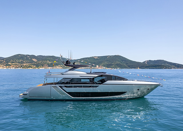 Neue Riva 82’ Diva: die Flybridge mit unendlich viel Platz im Freien.