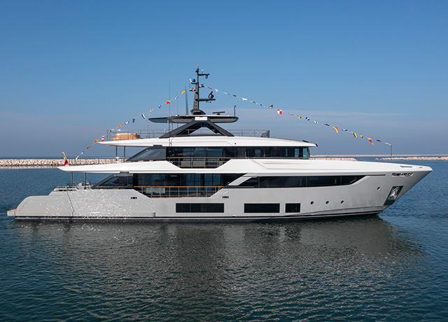 Спущена на воду первая Custom Line Navetta 38.