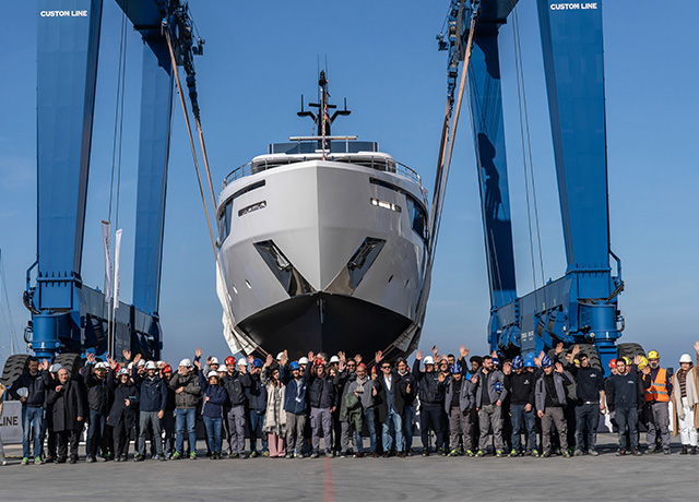 Custom Line Navetta 30, il best seller simbolo di eleganza senza tempo e su misura.