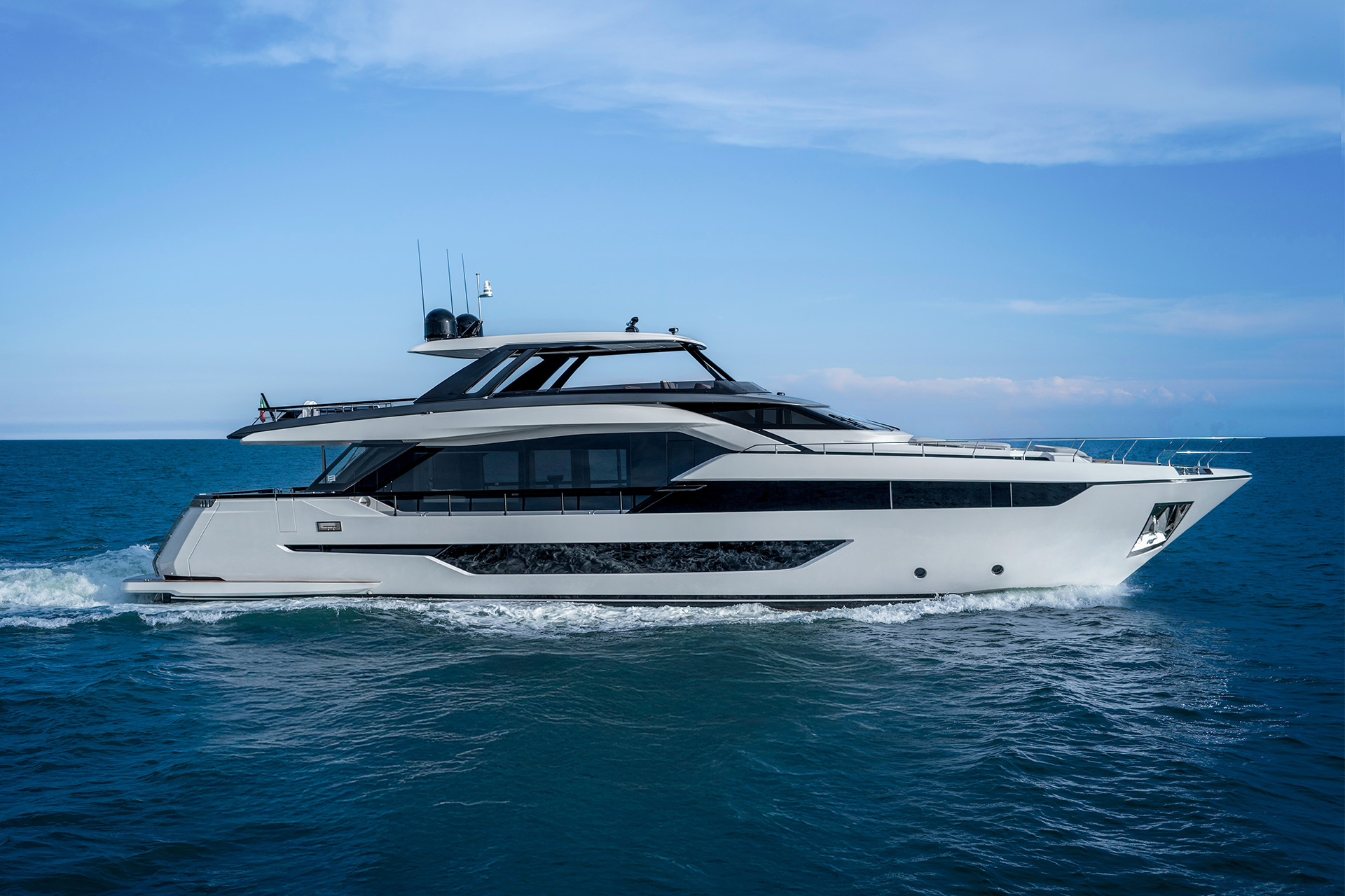 Ferretti Yachts 940: a new way to live on the water, for an experience of luxury and well-being.