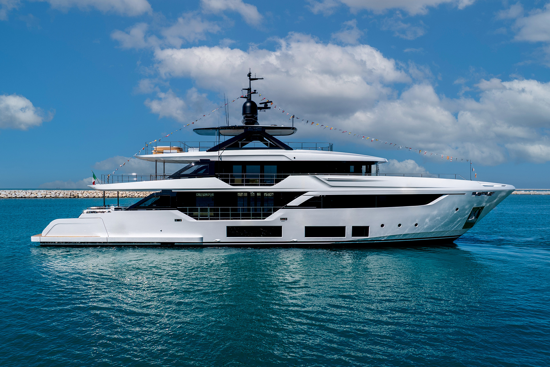 Custom Line Navetta 38: il terzo scafo scende in mare.