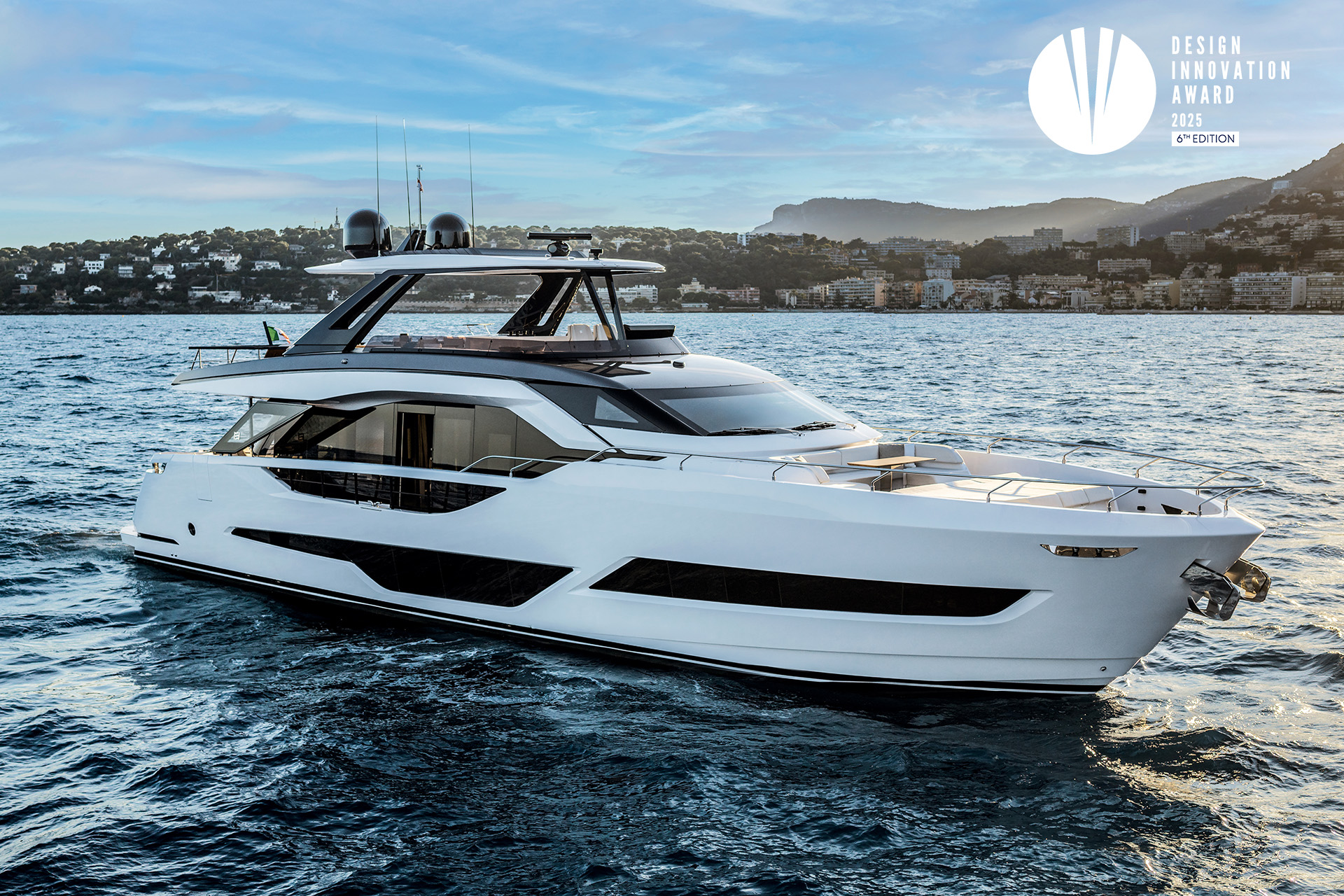 Ferretti Yachts 800 vince il Design Innovation Award al Salone Nautico Internazionale di Genova.