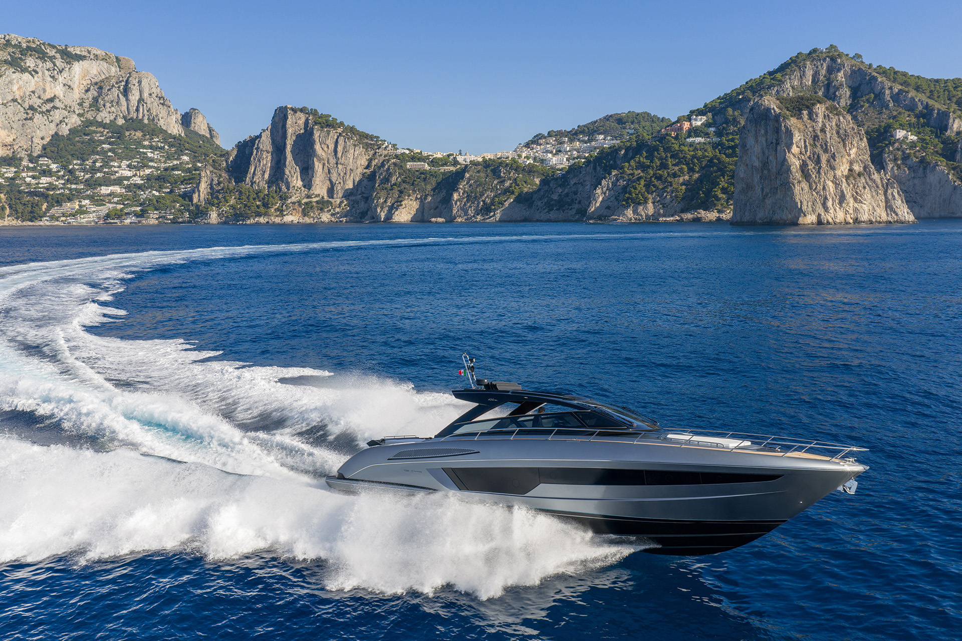 Riva 58’ Capri è il nuovo open dal cuore sportivo e dall’anima glamour.